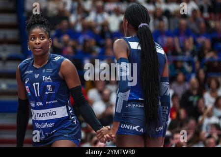Assago, Italien. November 2024. (L-R) Myriam Sylla #17 von Numia Vero Volley Milano mit Paola Egonu #18 von Numia Vero Volley Milano während des Spiels der Volley Serie A Frauen 2024/25 zwischen Numia Vero Volley Milano und Prosecco Doc Imoco Conegliano im Unipol Forum. Endergebnis Numia Vero Volley Milano 0 | 3 Prosecco Doc Imoco Conegliano Credit: dpa/Alamy Live News Stockfoto