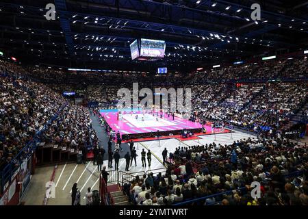 Assago, Italien. November 2024. Ein allgemeiner Blick in die Arena während des Spiels der Volley Serie A Frauen 2024/25 zwischen Numia Vero Volley Milano und Prosecco Doc Imoco Conegliano im Unipol Forum. Endergebnis Numia Vero Volley Milano 0 | 3 Prosecco Doc Imoco Conegliano Credit: dpa/Alamy Live News Stockfoto