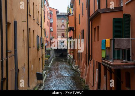 Bologna, Italien. Canale delle Moline, La Piccola Venezia Finestrella zwischen Gebäuden im alten historischen Stadtzentrum, Emilia-Romagna. Bologna, Italien Stockfoto