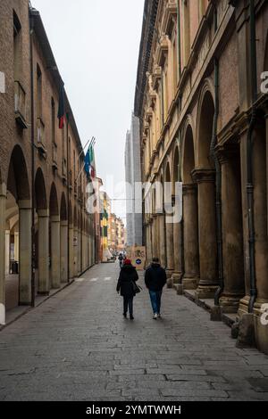 Helle mehrfarbige Fassaden von alten Häusern in einer engen Straße in Bologna, Italien 05.01.2024 Stockfoto