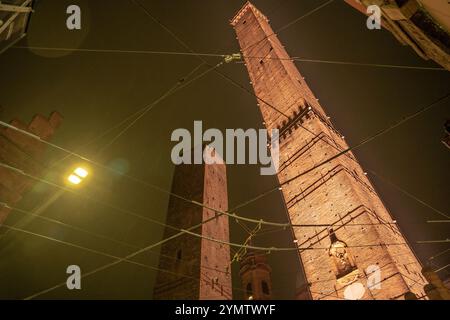 Zwei Türme von Bologna an einem regnerischen Tag in der Nacht: Asinelli und Garisenda in der Altstadt, Italien. 05.01.2024 Stockfoto