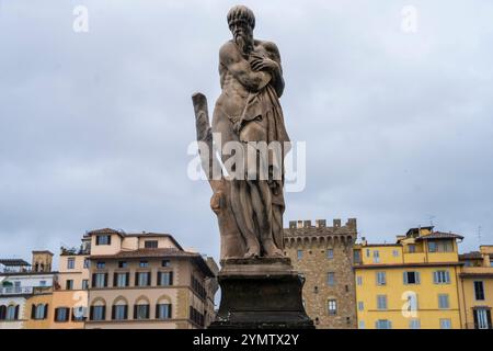 Winterstatue von Taddeo Landini neben der Ponte di Santa Trinita oder der Heiligen Dreifaltigkeitsbrücke in Florenz, Toskana 06.01.2024 Stockfoto