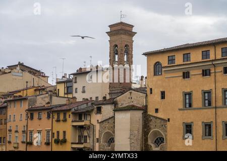 Sie können den Fluss Arno, mehrere spezifische italienische farbenfrohe Gebäude auf der anderen Seite und die spektakuläre Reflexion dieser Gebäude im Wasser sehen. Florenc Stockfoto