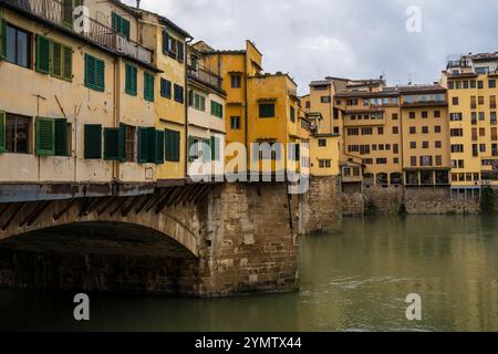 Sie können den Fluss Arno, mehrere spezifische italienische farbenfrohe Gebäude auf der anderen Seite und die spektakuläre Reflexion dieser Gebäude im Wasser sehen. Florenc Stockfoto