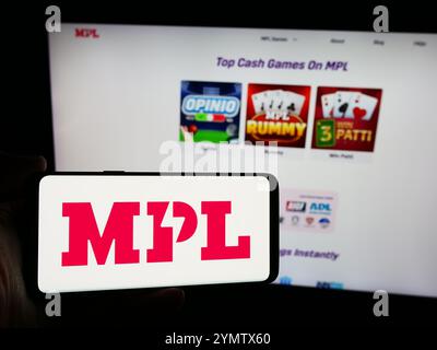 In dieser Abbildung hält eine Person ein Smartphone mit dem Logo des indischen Online-Gaming-Unternehmens Mobile Premier League (MPL) vor der Website. Stockfoto