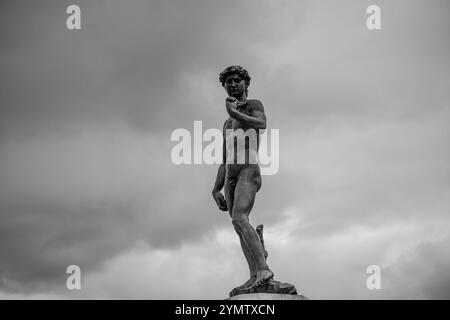 Blick auf die Bronzekopie des berühmten David von Michelangelo, ein Meisterwerk der italienischen Renaissance-Skulptur, in Piazzale Michelangelo vor Wolken Stockfoto