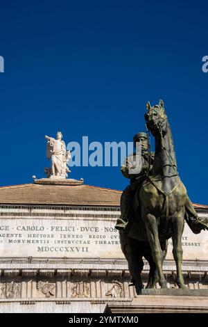 Statue von Giuseppe Garibaldi - italienischer General und Politiker auf dem Podest vor dem Opernhaus (Teatro Carlo Felice) auf der Piazza de Ferrari in Genua, Stockfoto