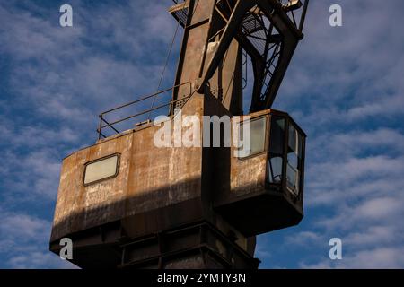 Nahaufnahme von großen Frachtkranen am Seehafen, an der Küste. Alter Stadthafen von Genua, Italien 09.01.2024 Stockfoto