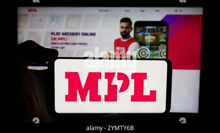 Deutschland. Juli 2024. In dieser Abbildung hält eine Person ein Mobiltelefon mit dem Logo des indischen Online-Gaming-Unternehmens Mobile Premier League (MPL) vor der Webseite. (Credit Image: © Timon Schneider/SOPA Images via ZUMA Press Wire) NUR REDAKTIONELLE VERWENDUNG! Nicht für kommerzielle ZWECKE! Stockfoto