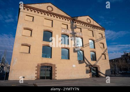 Magazzini del Cotone, großes Gebäude in der Gegend des alten Hafens von Genua, in Italien 09.01.2024 Stockfoto