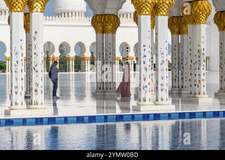 Abu Dhabi, VAE - 4. Januar 2024: Besucher halten Erinnerungen in der Scheich-Zayed-Moschee fest. Stockfoto