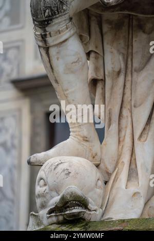 Details und Skulpturen an der Fassade der renommierten Universität Scuola normale Superiore auf der Piazza dei Cavalieri (Ritterplatz), Pisa, Italien Stockfoto