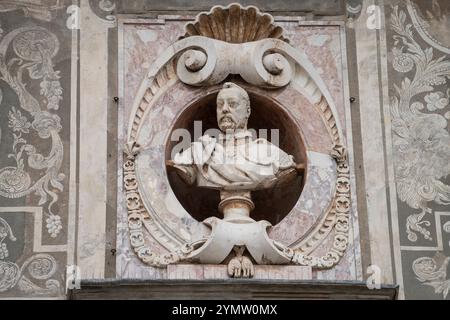 Details und Skulpturen an der Fassade der renommierten Universität Scuola normale Superiore auf der Piazza dei Cavalieri (Ritterplatz), Pisa, Italien Stockfoto