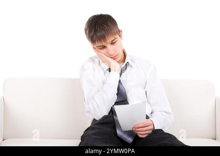 Trauriger Teenager schaut sich ein Foto an Stockfoto