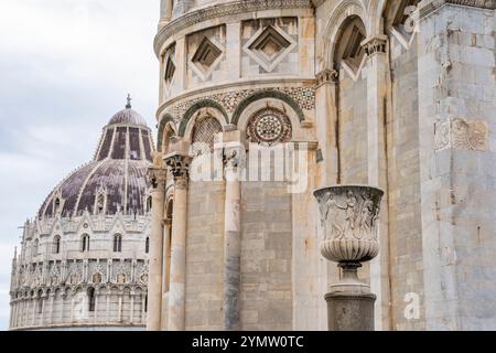 Architektonische Details der Fassade und der Kuppel der mittelalterlichen Kathedrale von Pisa auf der Piazza del Duomo, neben dem Schiefen Turm von Pisa und dem Baptisterium des Heiligen Johannes Stockfoto