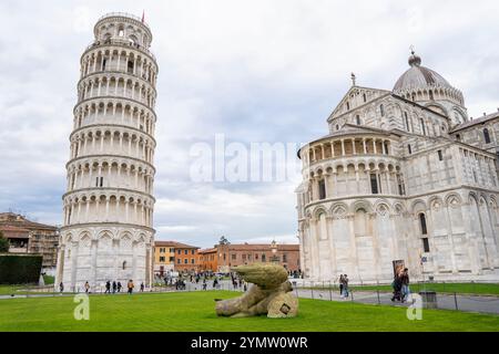 Die Piazza dei Miracoli mit dem Baptisterium, der Kathedrale und dem Schiefen Turm. Touristen, die herumlaufen. Pisa, Italien 08.01.2024 Stockfoto