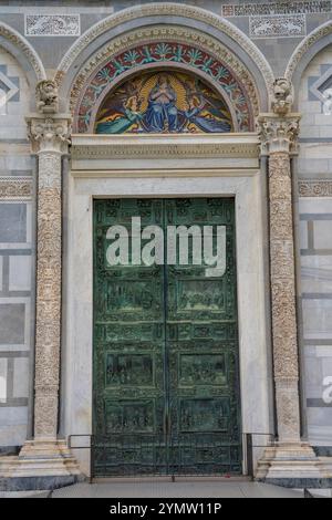 Wunderschöne Türen mit Skulpturen und Statuendetails des Pisa Baptisteriums St. Johannes, einem römisch-katholischen Kirchengebäude in Pisa, Italien 08.01.2024 Stockfoto