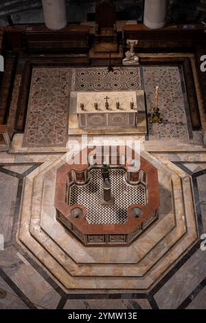 Blick auf die inneren Details des Pisa Baptisteriums St. Johannes (Battistero di San Giovanni). Basilika-Altar, katholische Kirche. Pisa, Italien 08.01.2024 Stockfoto