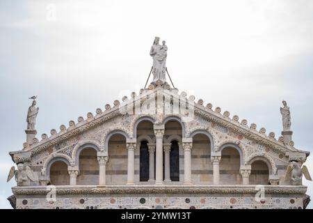 Mittelalterliche Kathedrale der Erzdiözese Pisa, mit Anrecht auf Santa Maria Assunta, Blick vom Taufhaus St. Johannes. Details der Fassade, Skulpturen Stockfoto