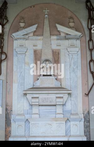 Wunderschöne Details über Marmorskulpturen, Statuen und Gräber im Camposanto Monumentale, dem antiken Friedhof auf dem Platz der Wunder in Pisa, Italien Stockfoto