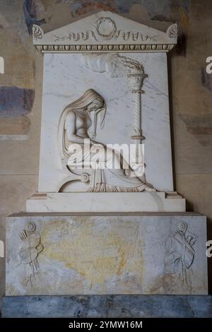 Wunderschöne Details über Marmorskulpturen, Statuen und Gräber im Camposanto Monumentale, dem antiken Friedhof auf dem Platz der Wunder in Pisa, Italien Stockfoto