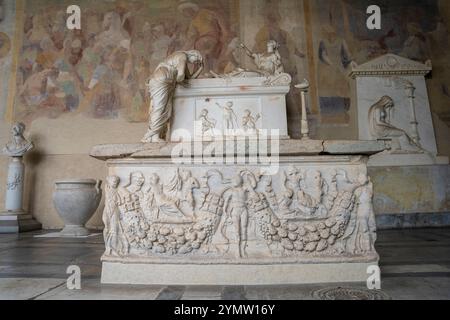 Wunderschöne Details über Marmorskulpturen, Statuen und Gräber im Camposanto Monumentale, dem antiken Friedhof auf dem Platz der Wunder in Pisa, Italien Stockfoto