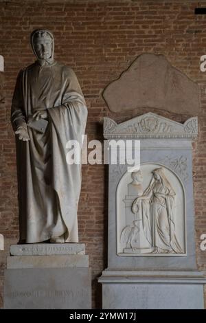 Wunderschöne Details über Marmorskulpturen, Statuen und Gräber im Camposanto Monumentale, dem antiken Friedhof auf dem Platz der Wunder in Pisa, Italien Stockfoto