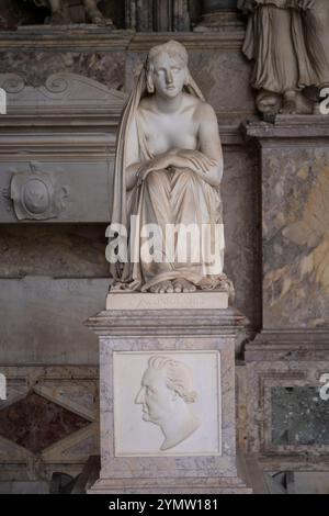 Wunderschöne Details über Marmorskulpturen, Statuen und Gräber im Camposanto Monumentale, dem antiken Friedhof auf dem Platz der Wunder in Pisa, Italien Stockfoto