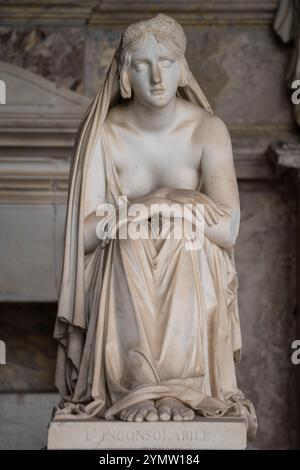 Wunderschöne Details über Marmorskulpturen, Statuen und Gräber im Camposanto Monumentale, dem antiken Friedhof auf dem Platz der Wunder in Pisa, Italien Stockfoto