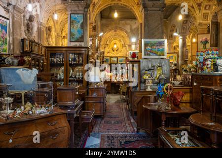 Galleria Imperiale Antiquitätenraum am Piazza Campetto Stadtzentrum, Altstadt Genua Ligurien Region Italien 09.01.2024 Stockfoto