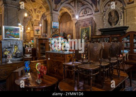 Galleria Imperiale Antiquitätenraum am Piazza Campetto Stadtzentrum, Altstadt Genua Ligurien Region Italien 09.01.2024 Stockfoto