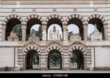 Eine Galerie auf dem Monumentalfriedhof in Mailand. (Cimitero Monumentale di Mailand). Eines der reichsten Grabsteine und Denkmäler Europas. Mailand, Italien Stockfoto