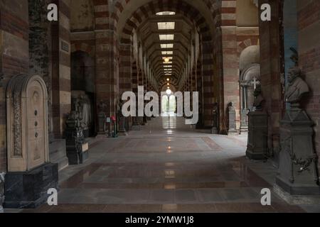 Eine Galerie auf dem Monumentalfriedhof in Mailand. (Cimitero Monumentale di Mailand). Eines der reichsten Grabsteine und Denkmäler Europas. Mailand, Italien Stockfoto