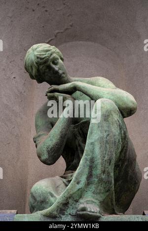 Details zu wunderschönen Skulpturen, Denkmälern und Grabsteinen in einer Galerie des Friedhofs Monumental in Mailand (Cimitero Monumentale di Milano). Stockfoto