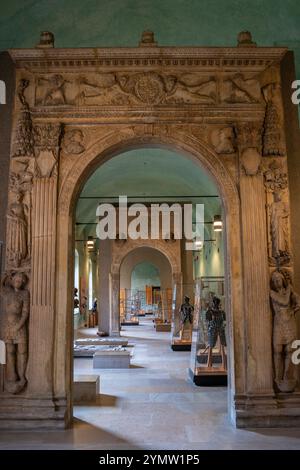 Der Saal mit Grabsarkophag und anderen Grabgrabungen, Statuen und Skulpturen in der Ausstellung im Museum der Burg Sforzesco - Kaste Stockfoto