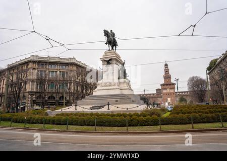 Ein riesiges Giuseppe Garibaldi-Denkmal, Monumento a Giuseppe Garibaldi vor dem Schloss Sforza, Castello Sforzesco in Mailand 10.01.2024 Stockfoto