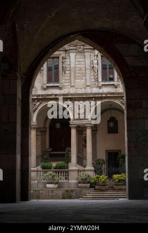 Blick auf die Fassade Palazzo dei Giureconsulti auf der Piazza dei Mercanti in Mailand, Italien. Das Hotel ist ein Gebäude aus dem 16. Jahrhundert. Nahaufnahme mit Details. Stockfoto