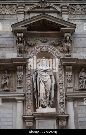 Blick auf die Fassade Palazzo dei Giureconsulti auf der Piazza dei Mercanti in Mailand, Italien. Das Hotel ist ein Gebäude aus dem 16. Jahrhundert. Nahaufnahme mit Details. Stockfoto