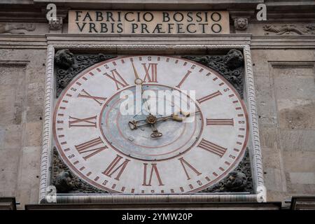 Blick auf die Fassade Palazzo dei Giureconsulti auf der Piazza dei Mercanti. Nahaufnahme des Fabricio Bossio Uhrenturms. Ansicht, Details, Architektur Stockfoto