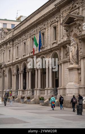 Giureconsulti-Palast aus dem 16. Jahrhundert, auf der piazza Mercanti (Kaufmannsplatz), mit der Statue St. Ambrosius. Mailand, Italien 10.01.2024 Stockfoto