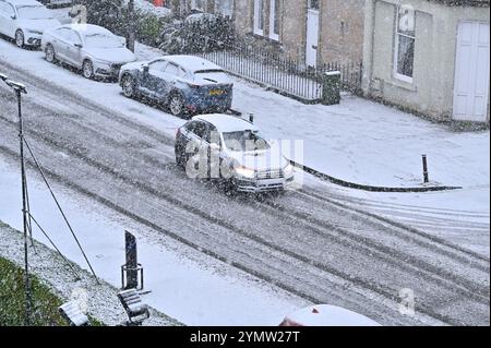 Edinburgh, Schottland, Großbritannien. November 2024. Sturm Bert: Starker Schnee in Stockbridge und Comely Bank Teil der Stadt stört Autos und Fußgänger vorübergehend. Der Regen soll später am Nachmittag folgen. Quelle: Craig Brown/Alamy Live News Stockfoto