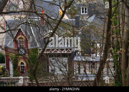 034 Ziegelfassaden und Schieferdächer, Gebäude in der Rue Traz Perier Street vom Landhang der Falaise d'Aval Klippe aus gesehen. Etretat-Frankreich. Stockfoto