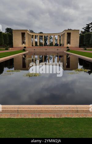 039 das reflektierende Becken und das Denkmal des Normandie American Cemetery, um die während des Zweiten Weltkriegs in Europa verstorbenen Truppen zu ehren. Colleville sur Mer-France. Stockfoto