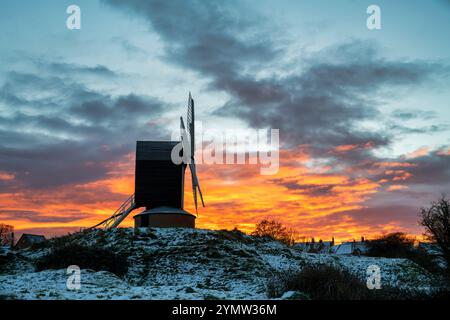 Wintersonnenaufgang in Brill Windmill. Buckinghamshire, England Stockfoto