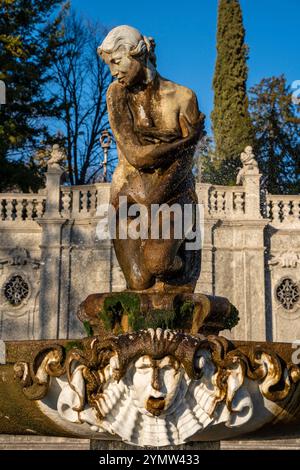 Details zu Brunnen, Statue und Stufen im Teresio Olivelli Park, Tremezzo, mit Comer See und Bergen im Hintergrund. Stockfoto