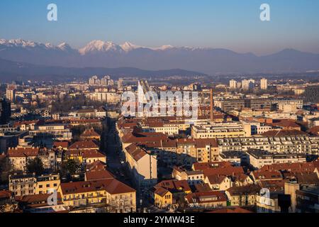 Panoramablick vom Schloss über die Altstadt von Ljubljana bis zum Bergmassiv Kamnik-Savinja-Alpen in der Ferne bei schönem Sonnenuntergang. Slowenien, Europa 13.01.2024 Stockfoto