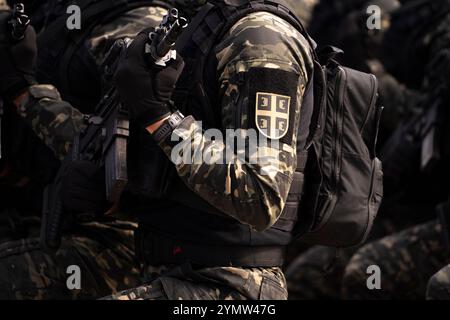 Präsentation der serbischen Streitkräfte. Reihen von Soldaten mit moderner militärischer Ausrüstung marschieren. Serbische Armee, Militärregiment auf dem Luftwaffenstützpunkt Batajnica, Stockfoto