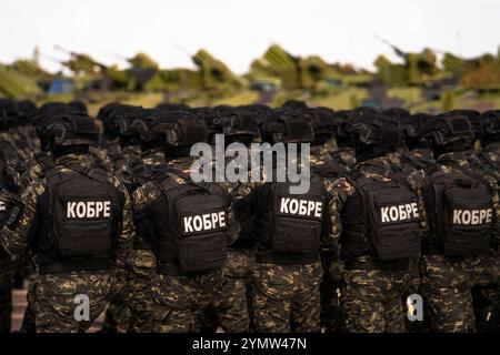 Präsentation der serbischen Streitkräfte. Reihen von Soldaten mit moderner militärischer Ausrüstung marschieren. Serbische Armee, Militärregiment auf dem Luftwaffenstützpunkt Batajnica, Stockfoto