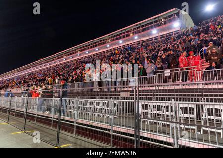 Las Vegas, USA. November 2024. Die Tribünen gegenüber dem Fahrerlager sind während der Qualifikation am 2. Tag des Formel-1-Grand Prix von Las Vegas 2024 in Las Vegas, Nevada, am 22. November 2024 mit F1-Fans gefüllt. (Foto: Travis P Ball/SIPA USA) Credit: SIPA USA/Alamy Live News Stockfoto