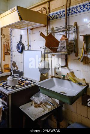 Innenraum der alten schmutzigen Küche mit veralteten Möbeln und Haushaltsgegenständen Stockfoto